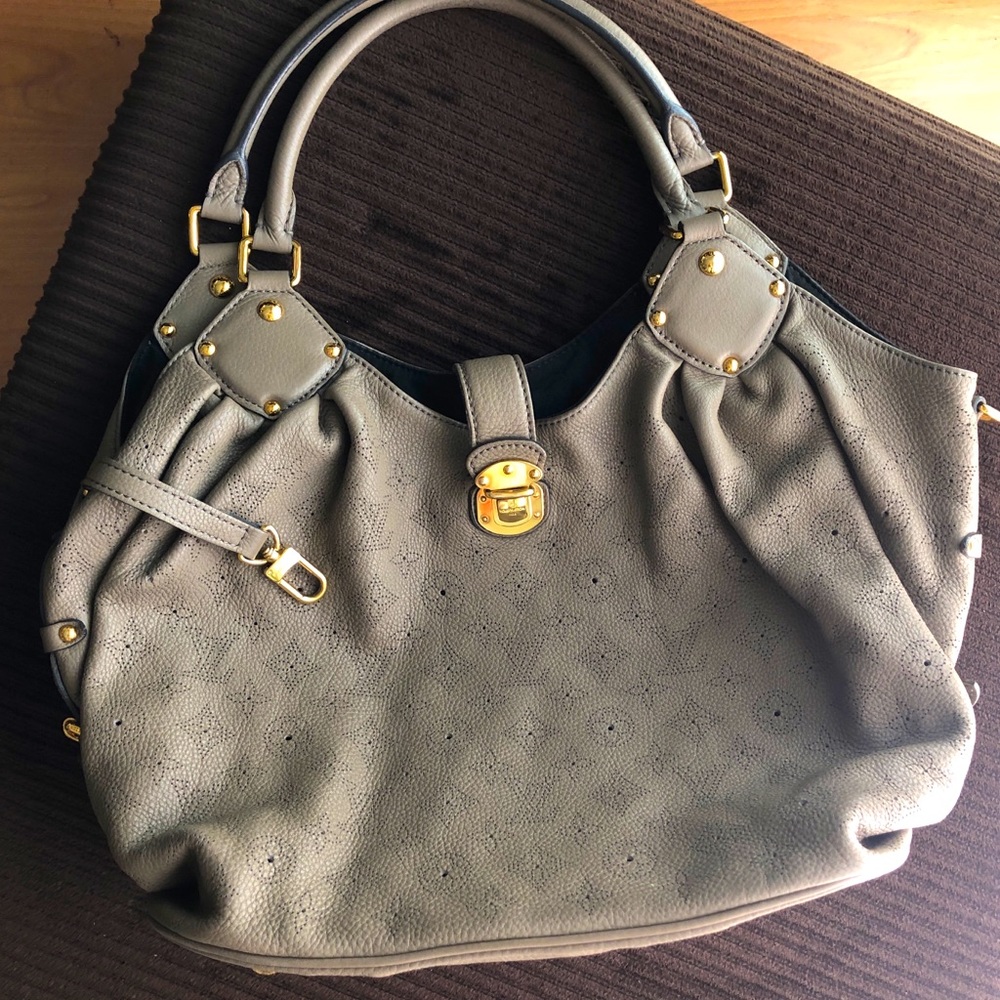 Louis Vuitton Mahina taupe Grey Leather Hobo Bag